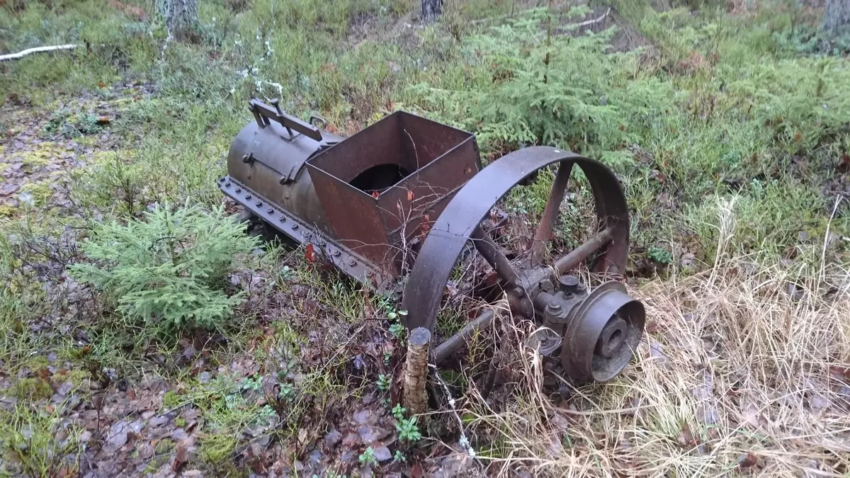 Kvarlämnad maskin för att riva torven. Torvtäkten övergavs i mitten av 1940 talet.