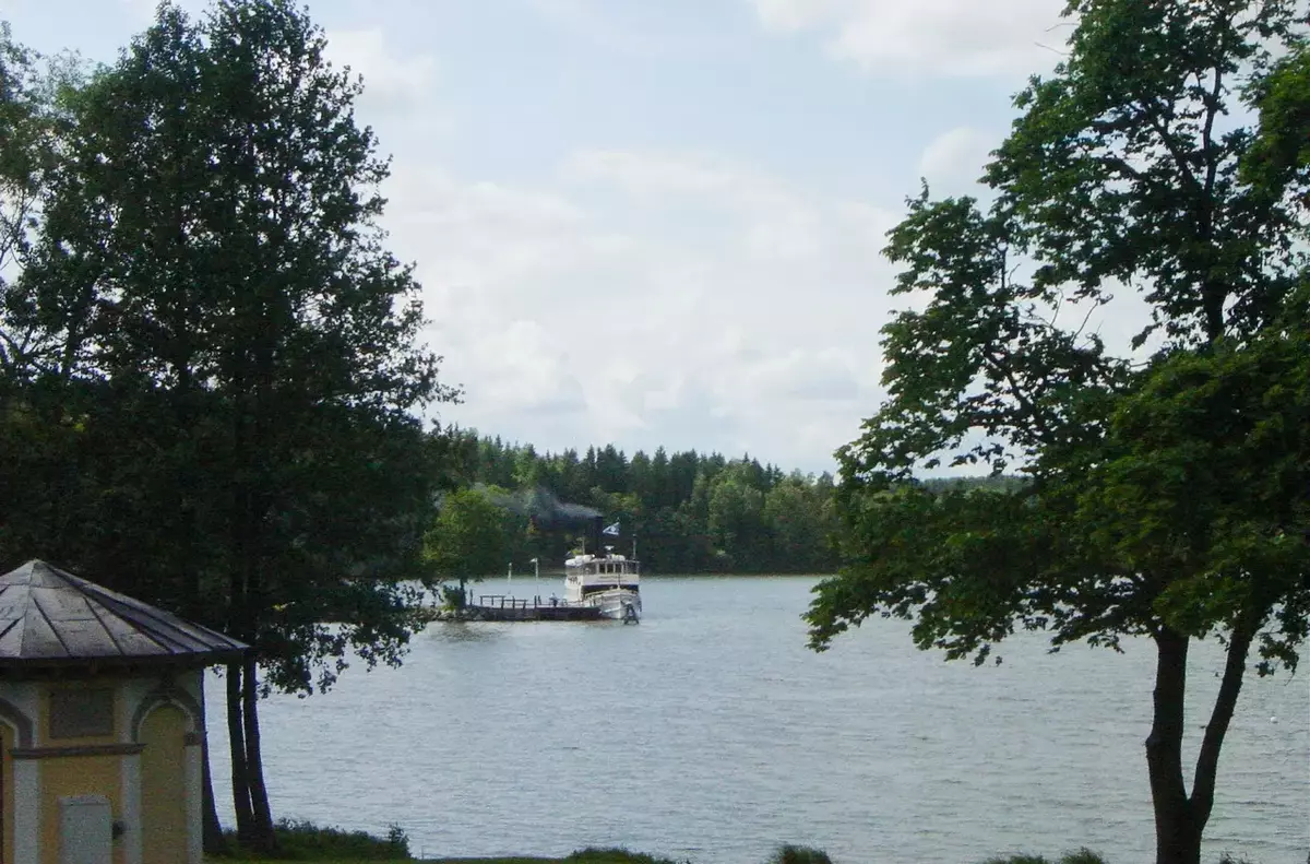 S/S Mariefred vid Näsby ångbåtsbrygga i Taxinge sommaren 2005 på den rutt som fartyget trafikerat sedan 1903 med korta uppehåll för reparationer.