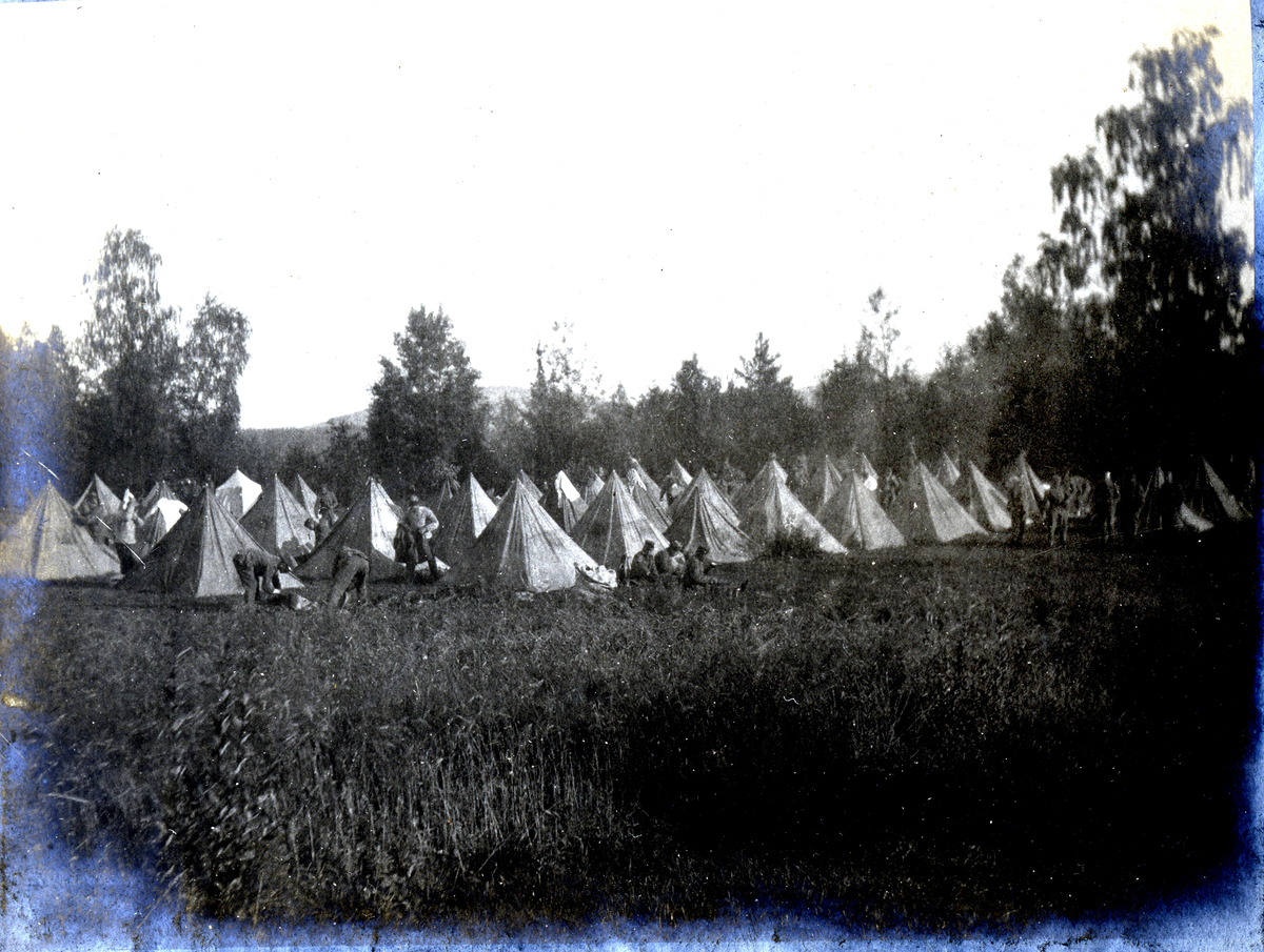Soldater,telt.
Leir ved Lier 1905.
Bilde er fra fotoalbum GM.036887.
