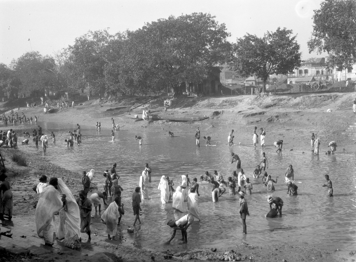 Ganges. Mennesker vandrer ned til elven. India. Fotografi tatt i forbindelse med Elisabeth Meyers reise til India 1932-33.