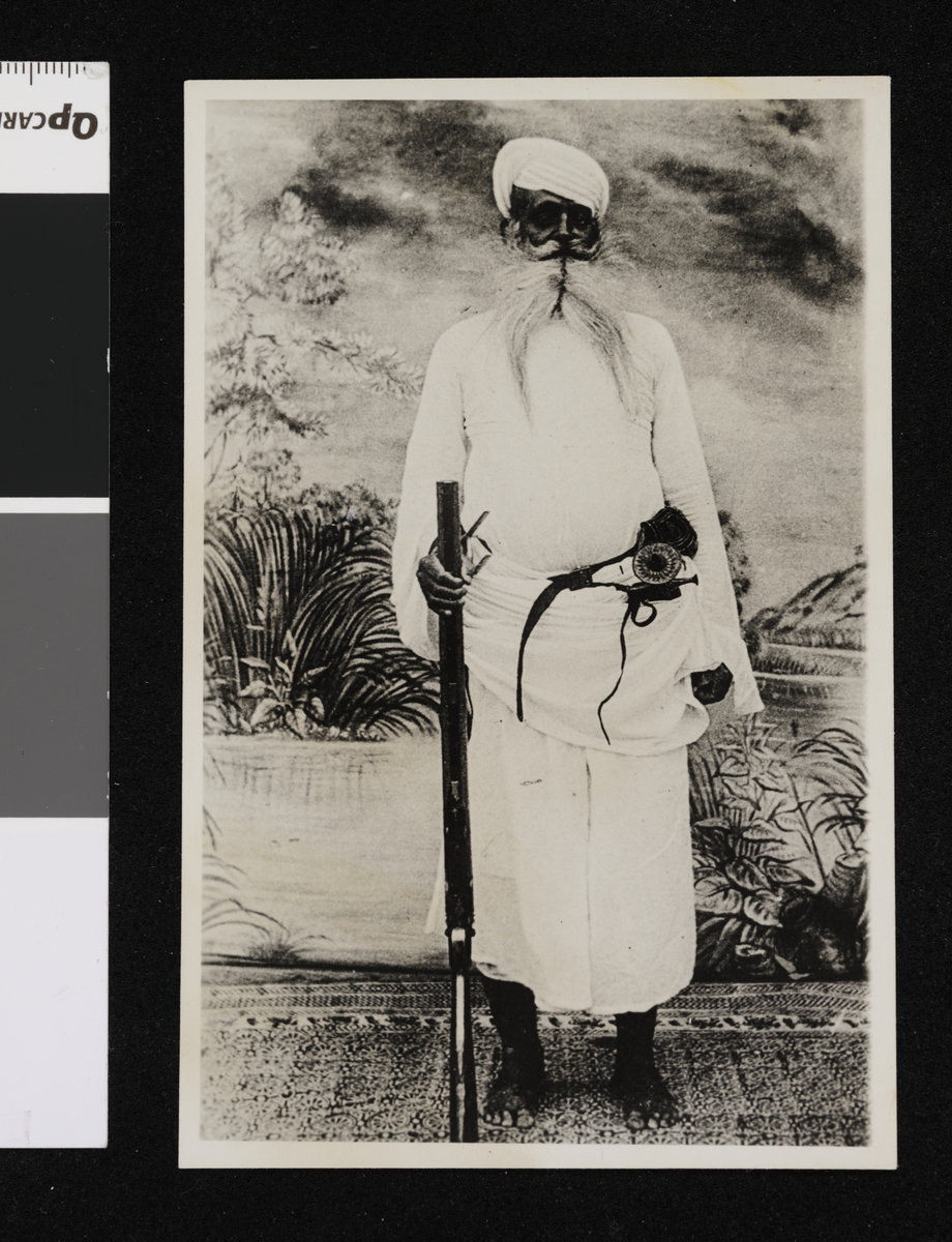 Vokteren av Maharajahen av Udaipurs harem. Fotografi samlet  i forbindelse med Elisabeth Meyers reise til India 1932-33.