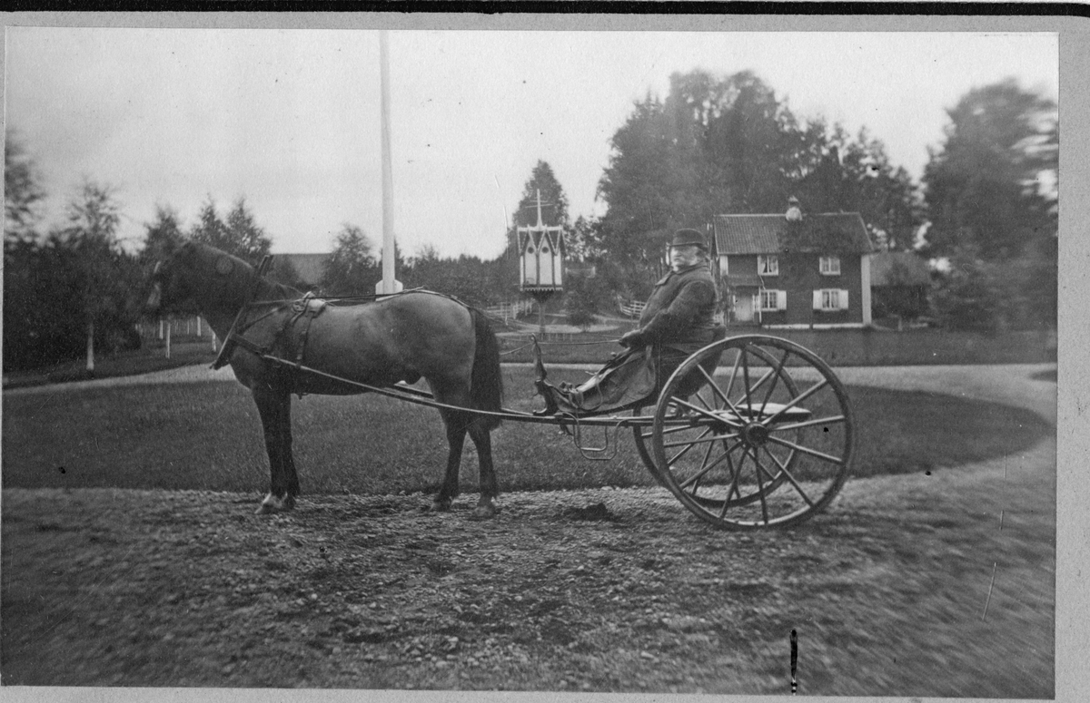 Foto av mann med hest og vogn på Dal gård i 1882