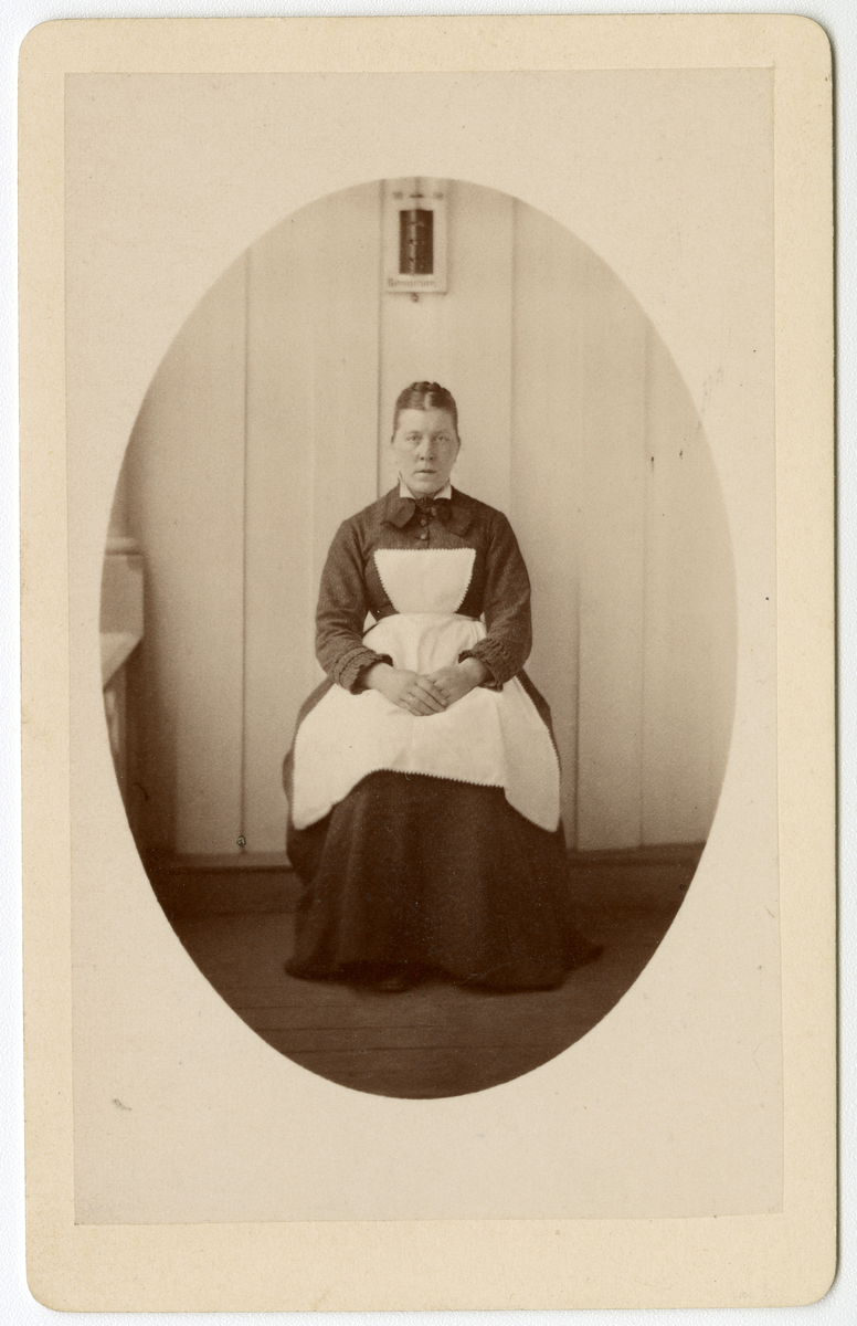 Foto av tjenestepike på Dal gård i 1879