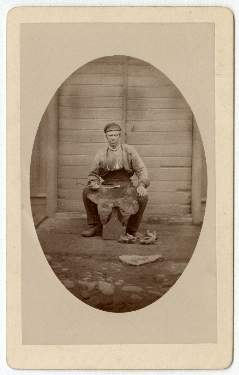 Foto av gårdsarbeider, antagelig tatt på Dal Gård på 1870-tallet