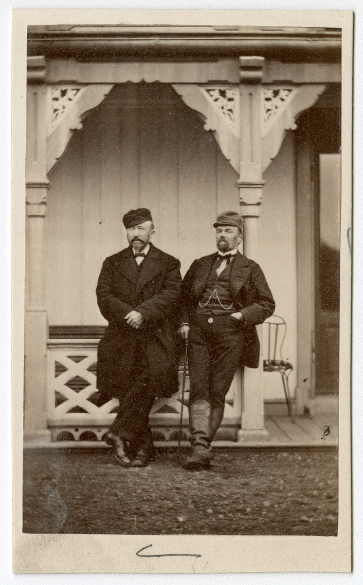 Foto av kaptein Apenæs og oberst Dahll

Kan være at etternavnet også skrives Apenes
