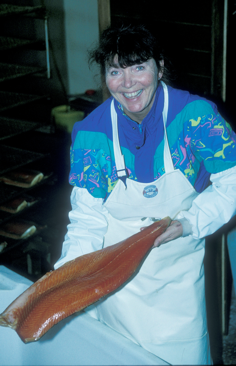 Simo, feb. 1995, Bjugn : Kvinne viser fram en filet av oppdrettslaks