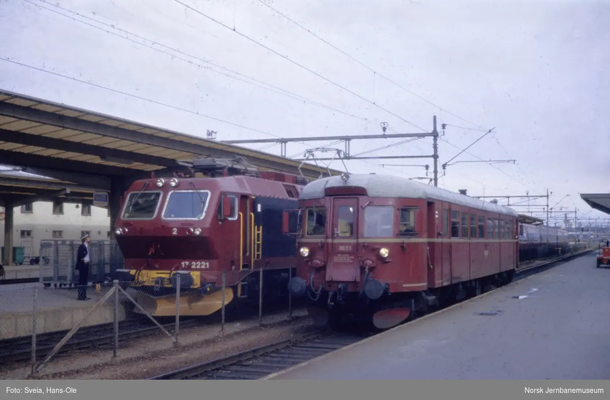 Elektrisk lokomotiv El 17 2221 med ekspresstog til Oslo S, tog 44, på Trondheim stasjon. Til høyre dieselmotorvogn BM 86 55