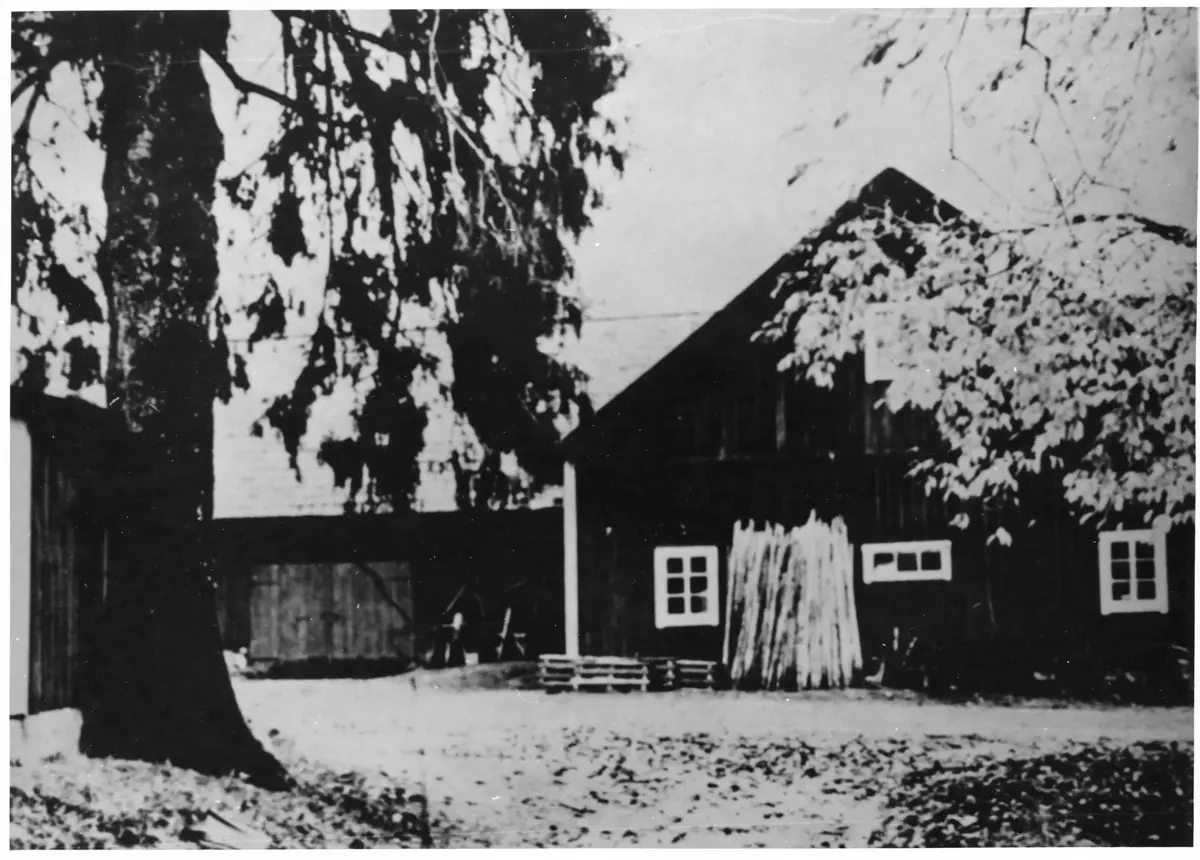 Ladugård och lada till den Herrängens Gård som fram till mitten av 1940-talet låg ca 1/2 km väster om Gubbängens Gård. (Ej att förväxla med Herrängens Gård vid Långsjön)
Från Curt Larsson. ::