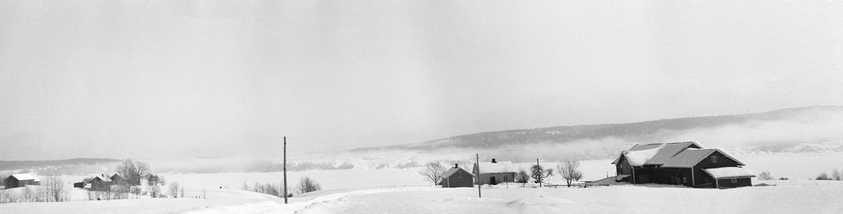 Vinterlandskap ved Ulvetangen i Skiptvet i Østfold, med Glomma i bakgrunnen. Dette er den høy re halvdelen av et todelt panoramabilde, tatt vinteren 1937, da man arbeidet med bygginga av Glennetangen lense, som, hadde sine mosemaskiner 3-4 kilometer lengre nede i elvløpet.