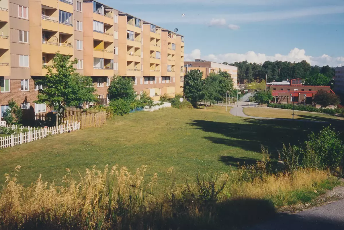 På baksidan av Ålgatan, Fisksätra. Foto 19 augusti 1999. Fisksätra lokalhistoriska arkiv.  