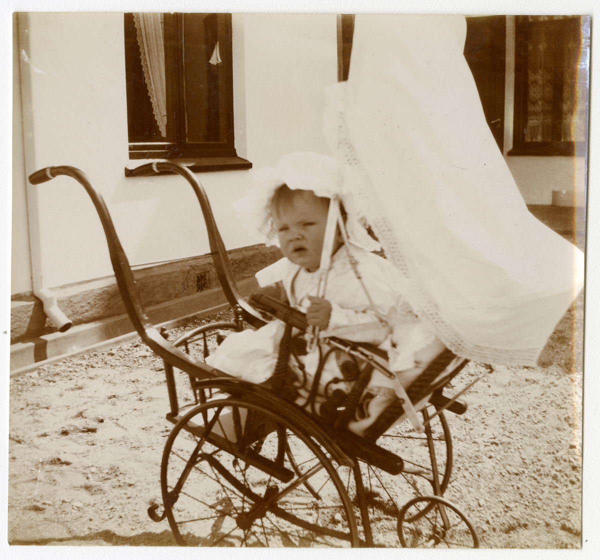 Foto av Niels Frederik Aall sittende i barnevogn