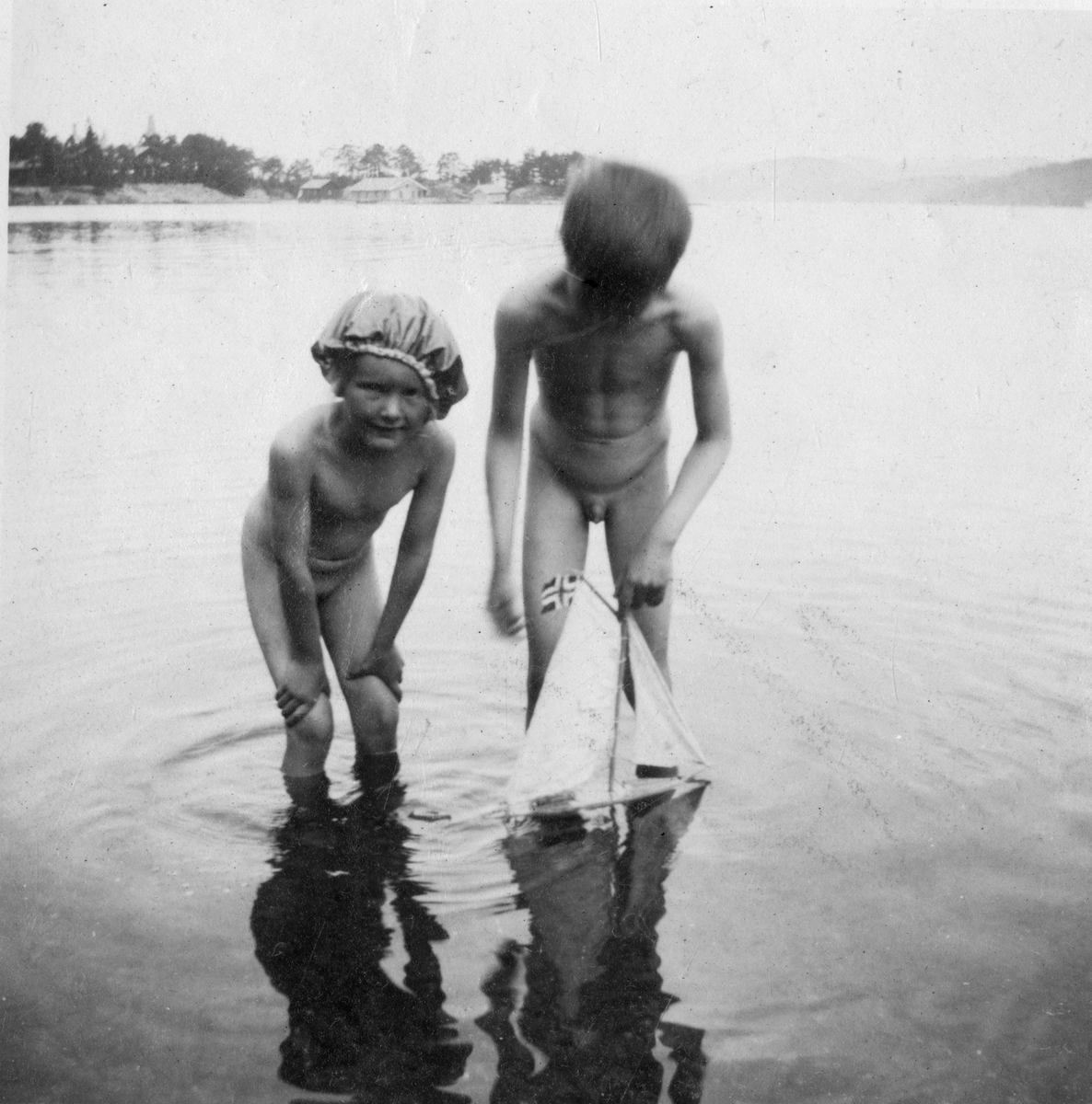 Foto av søsknene Aall. Fra venstre: Storebror Niels Frederik med Cecilie Aall