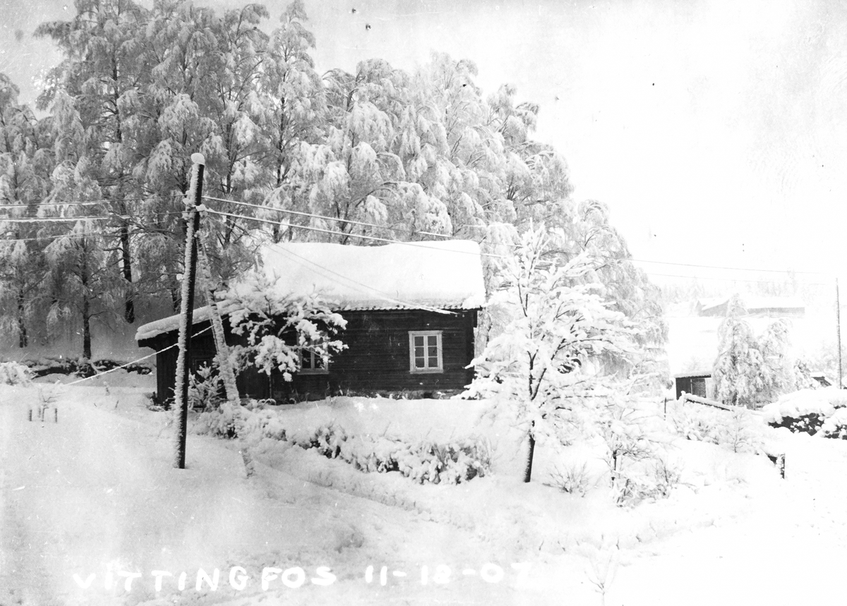 Vittingfoss bruk.
En av de små boligene på fabrikkområdet. 
Fotograf Albert Wüller (1877-1944)