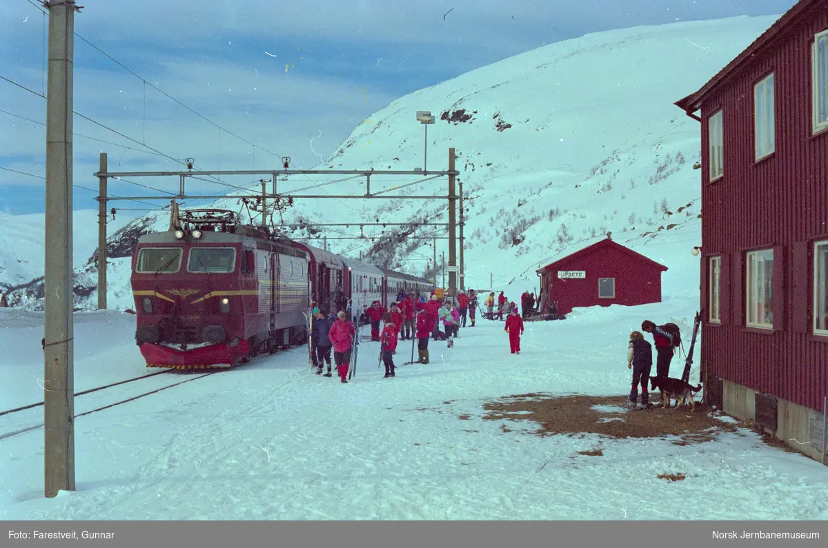 Elektrisk lokomotiv El 16 2208 med skiløpertog fra Voss til Finse på Upsete holdeplass i påsker 1987