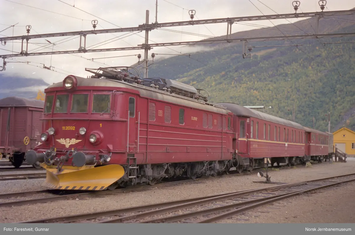 Elektrisk lokomotiv El 11 2092 koblet sammen med sovevogn litra WLAB på Flåm stasjon.