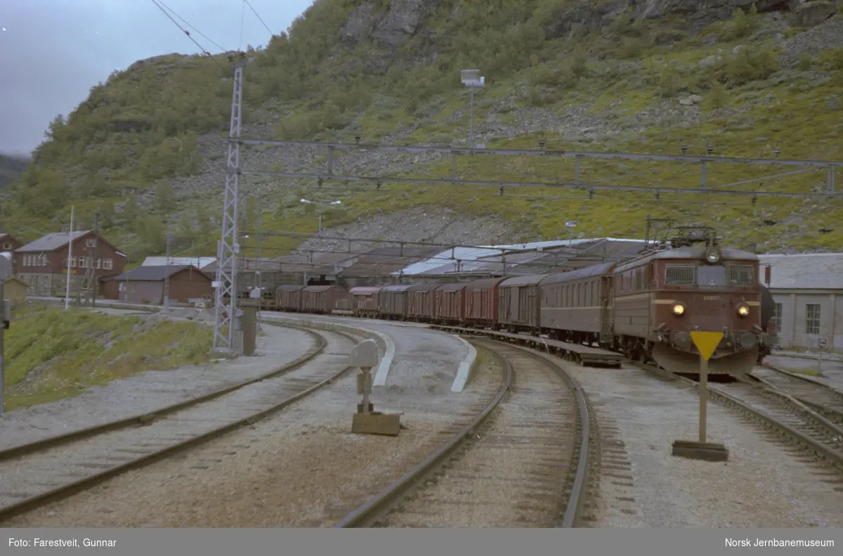 Elektrisk lokomotiv El 13 2137 med godstog fra Hønefoss til Voss, tog 5531, på Myrdal stasjon