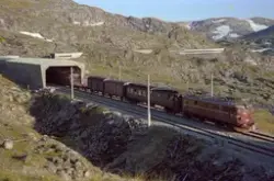 Elektrisk lokomotiv El 13 2137 med godstog fra Hønefoss til 