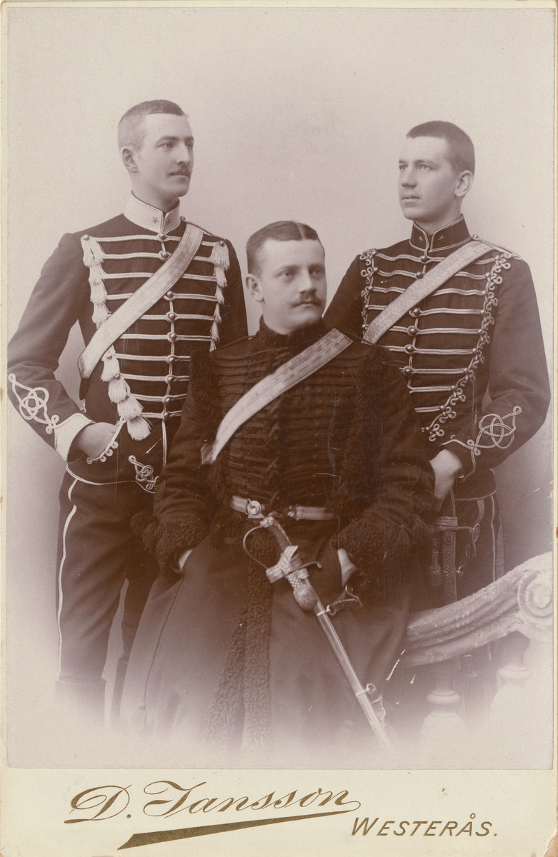 Porträtt av Otto Silfverschiöld, Gustaf Leuhusen och Cornelius Sjöcrona, underlöjtnanter vid Livregementets husarer.