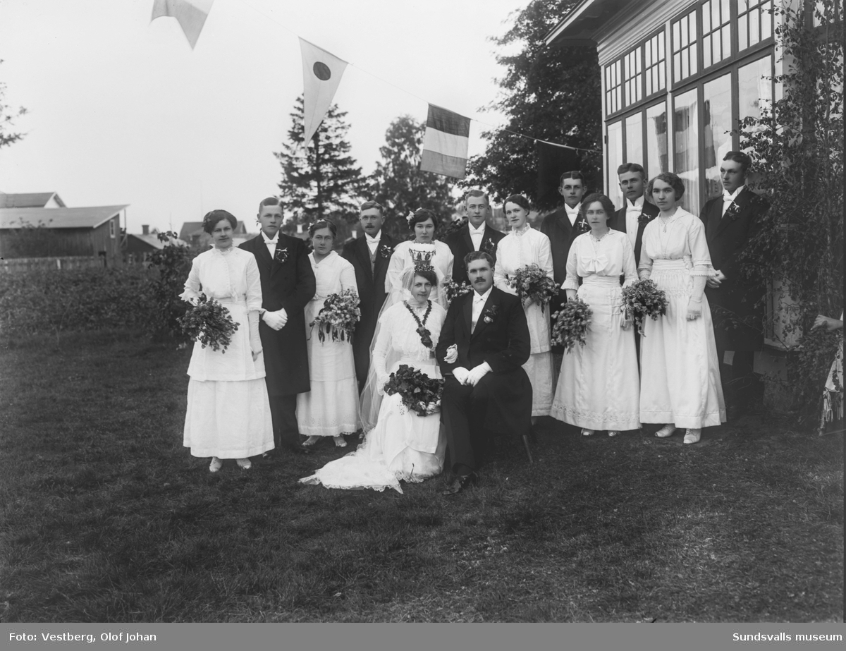 Tre bilder från ett bröllop med brudpar och bröllopsgäster framför en byggnad med ljus panel och glasveranda.