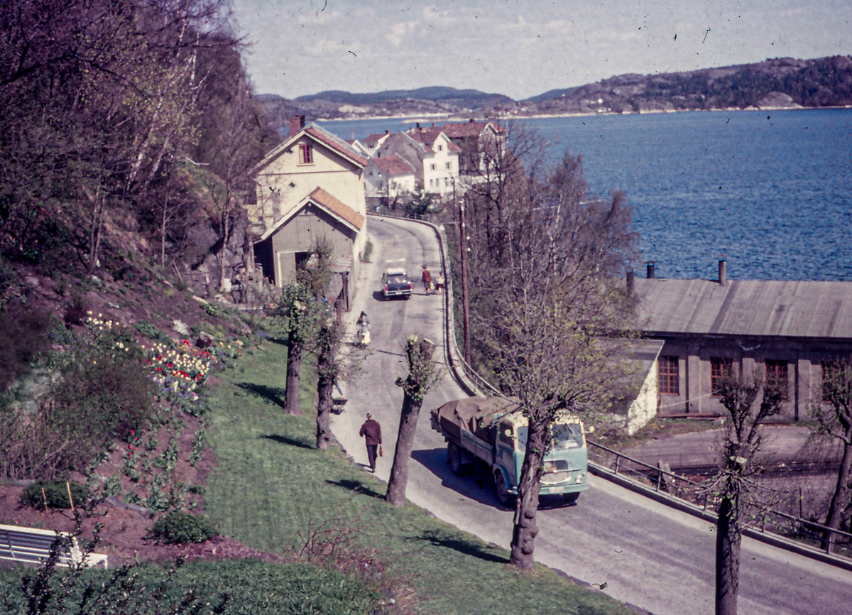 Veien  fra Biørnsborg mot Stillnestangen. De første to husene ble revet når tunnelen ble utvidet til bilvei. Lokomtivhallene  til høyre.   1970 åra