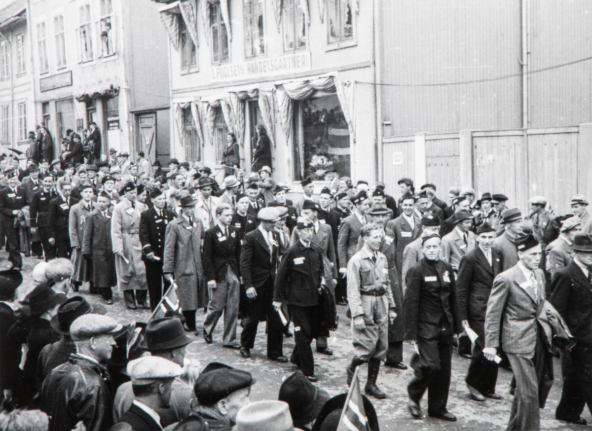 Bilder fra frigjøringsdagene i mai 1945. Borgertoget går ned Grønnegata i Hamar. De hjemkomne Grinifangene deltar i toget.