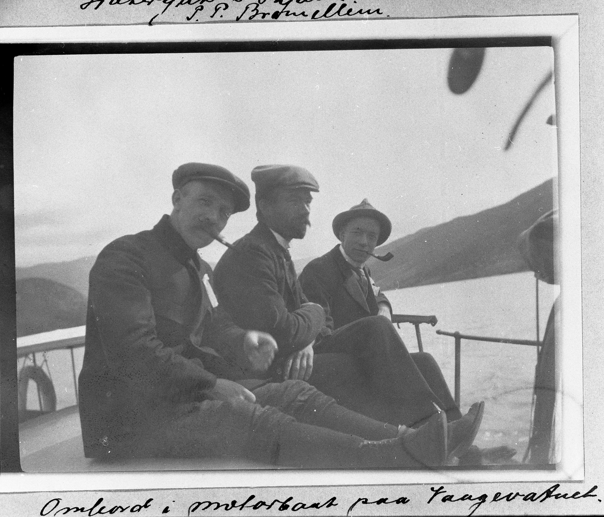 Tre ukjente menn i en båt på et fjellvatn. Vatnet heter Vaagevatnet (Vågåvatnet?) eller Langevatnet (vanskelig å tyde sikkert) ifølge det som er skrevet under bildet, men nærmere geografisk plassering mangler.