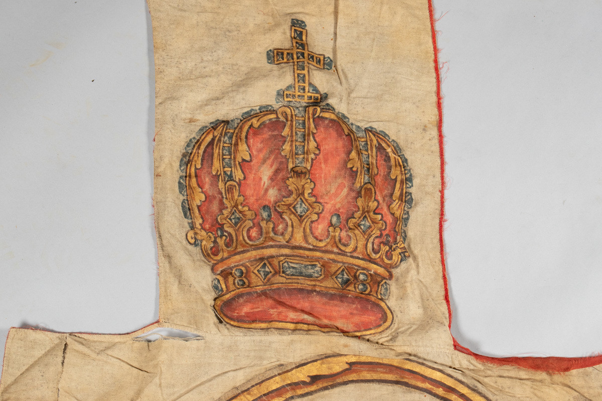 Dannebrog med kong Christian 7. (1749-1808) monogram og krone.