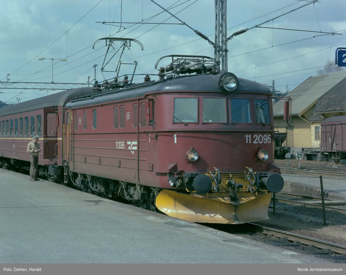 Elektrisk lokomotiv El 11 2095 med persontog til Oslo S på Kongsberg stasjon