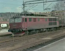 Elektrisk lokomotiv El 14 2180 med godstog retning Kristians