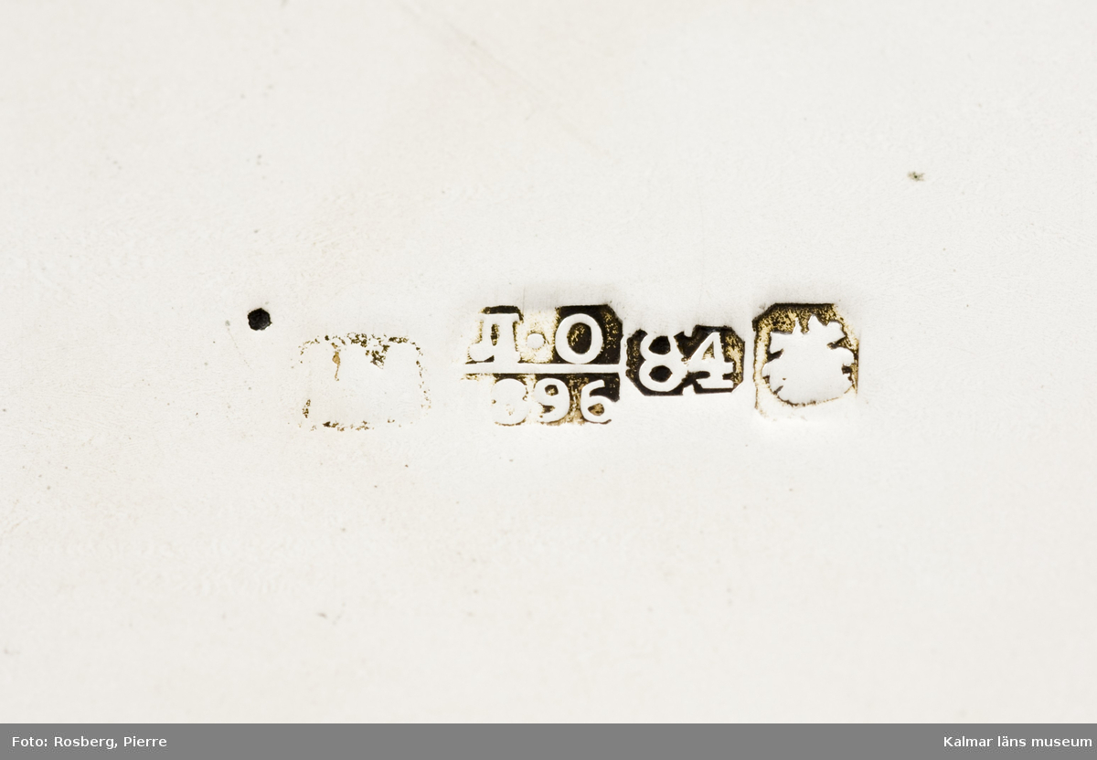 KLM 27815:1. Tekanna, ingår i teservis. Av silver. Ytan reliefgraverad i orientaliskt mönster samt spegelfält med ryska stadsmotiv i niello. Insidan förgylld. Stämplar: Ryska, 1896.
