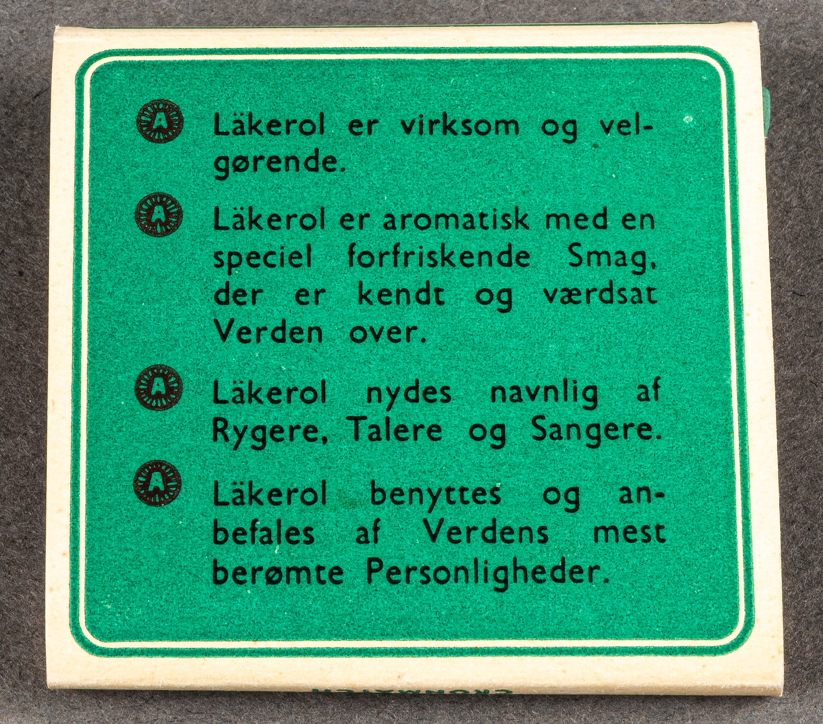 Tändsticksplån, som en grön Läkerolask. Innehåller tändstickor. För dansk marknad.