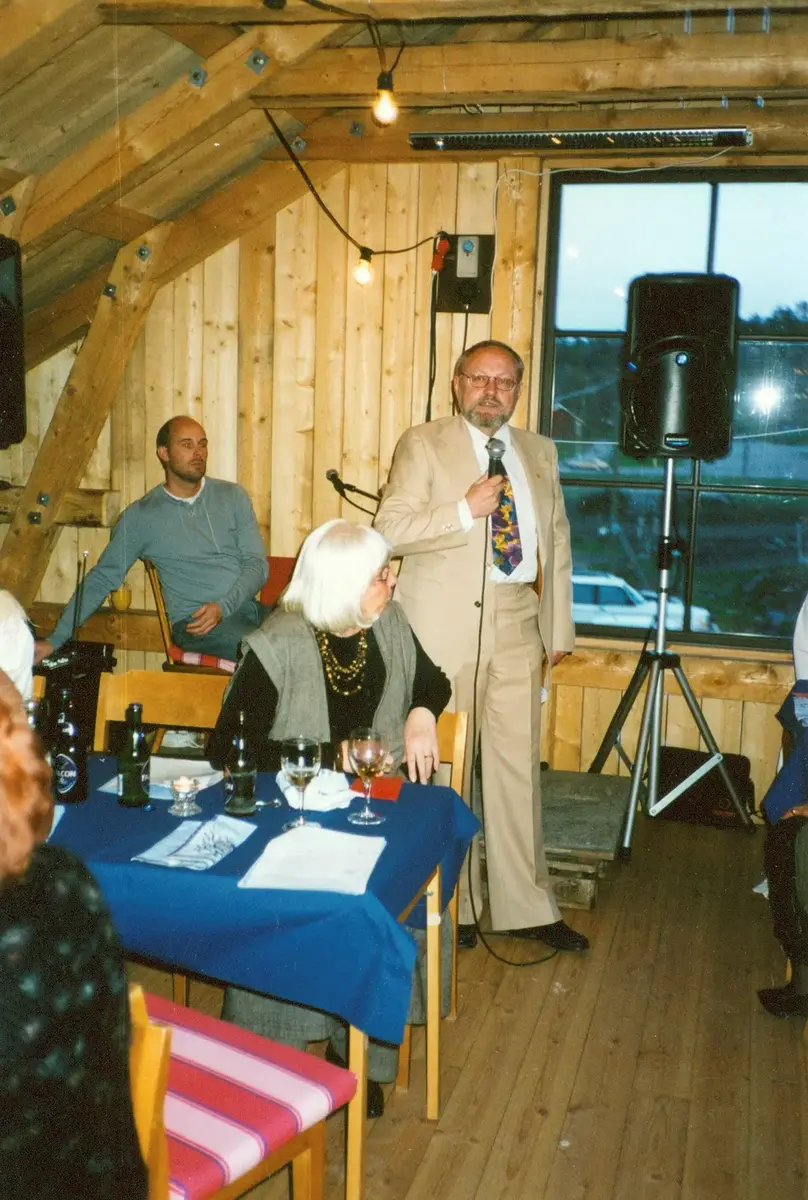 Kjell Nilsson uppvaktar Tyresö hembygdsförening vid jubileet 2003 (40 år).