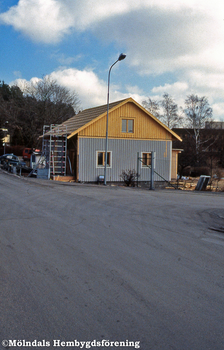 Mellangården 4 i Toltorp, Mölndal, i april 1996. Taklutningen hade förändrats utan bygglov. Nu har den förändrats till det gamla utseendet.