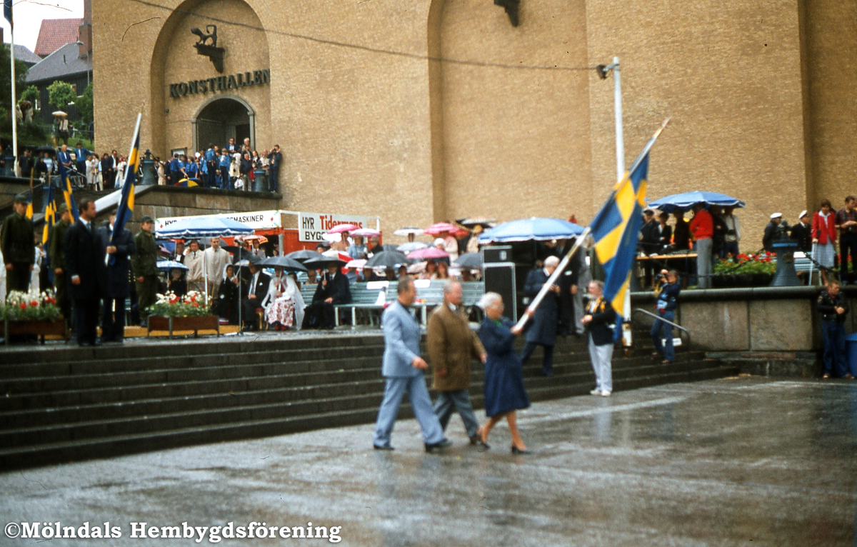 Svenska Flaggans Dag firas på Götaplatsen i Göteborg den 6 juni 1981. Konung Carl XVI Gustaf delar ut fanor till föreningar.