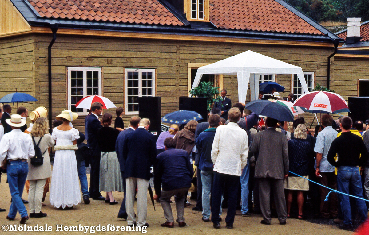 Invigning vid Christina Halls väg i Gunnebo, Mölndal, den 27 augusti 1997. Kung Carl XVI Gustaf och drottning Silvia planterar var sitt vårdträd/fruktträd utanför Tjenstefolksbostaden. D 27:20.