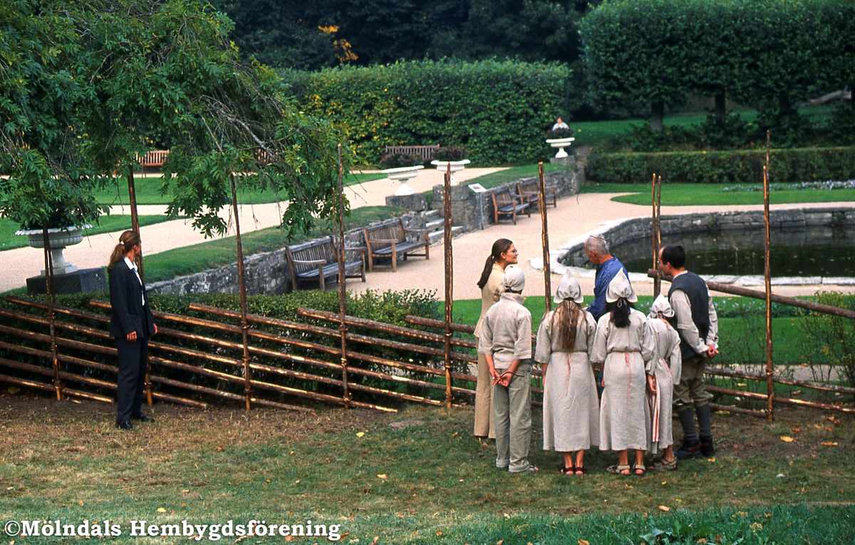 Kronprinsessan Victoria på besök i Gunnebo, Mölndal, den 8 september 2003. Man visar kronprinsessan hur man uppför en gammaldags trägärdesgård. D 42:14.