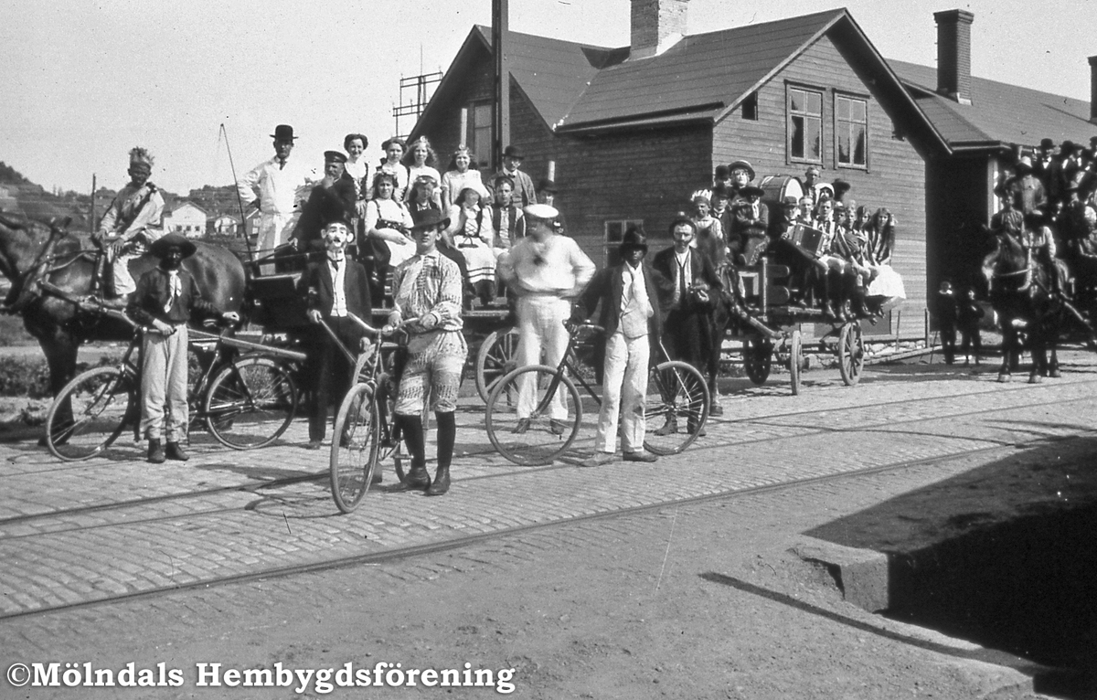 Barnensdagståg på Göteborgsvägen i Mölndalsbro. Fotografi taget på 1930-talet?
