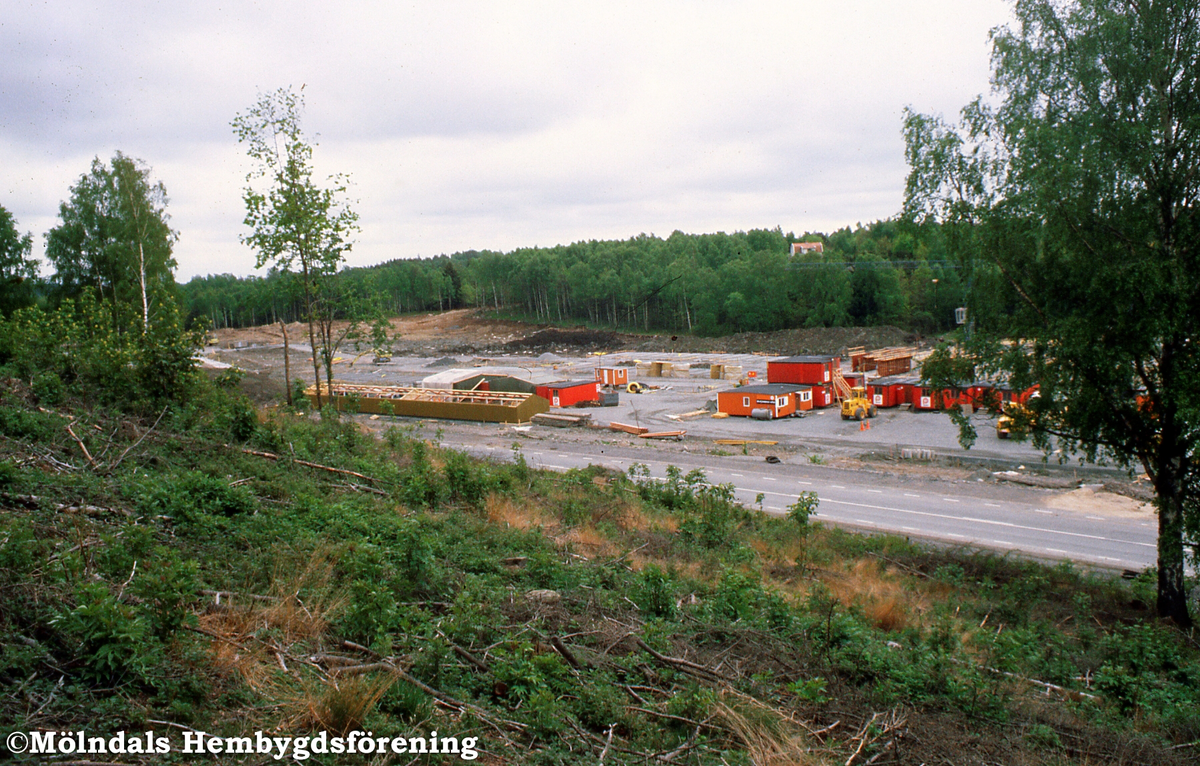 Byggnationen av Östra Balltorp i Mölndal börjar, år 1980. K 4:8.
