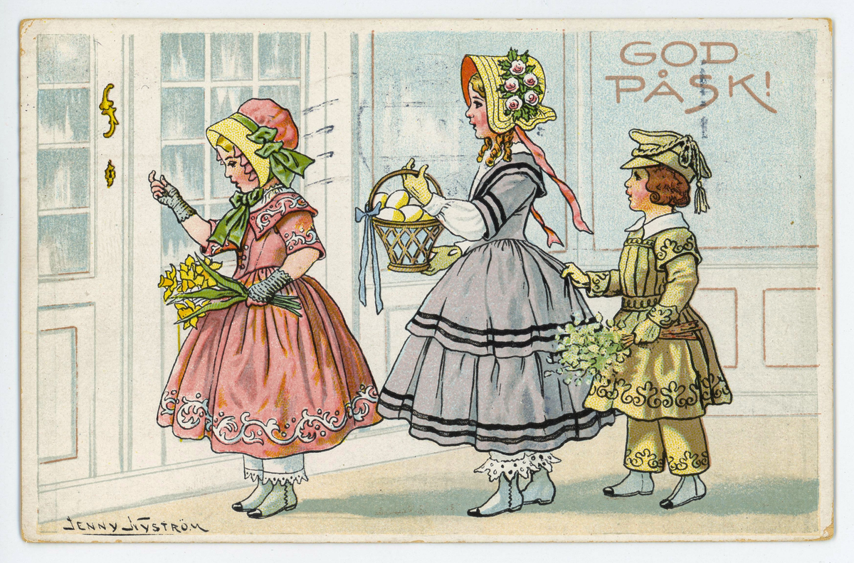 Påskkort med motiv av tre krinolinklädda barn som står på rad med blommor och korg med ägg i händerna. Den första flickan knackar på en av husets innerdörrar. Uppe till höger finns texten "GOD PÅSK!". Nere i vänstra hörnet finns illustratörens signatur, Jenny Nyström. Jenny Nyström (1854- 1946) var en känd, svensk konstnär och illustratör.

På baksidan finns ett rött 10- öres frimärke med Kung Gustaf V i oval. Kortet är poststämplat den 25/3-1921.