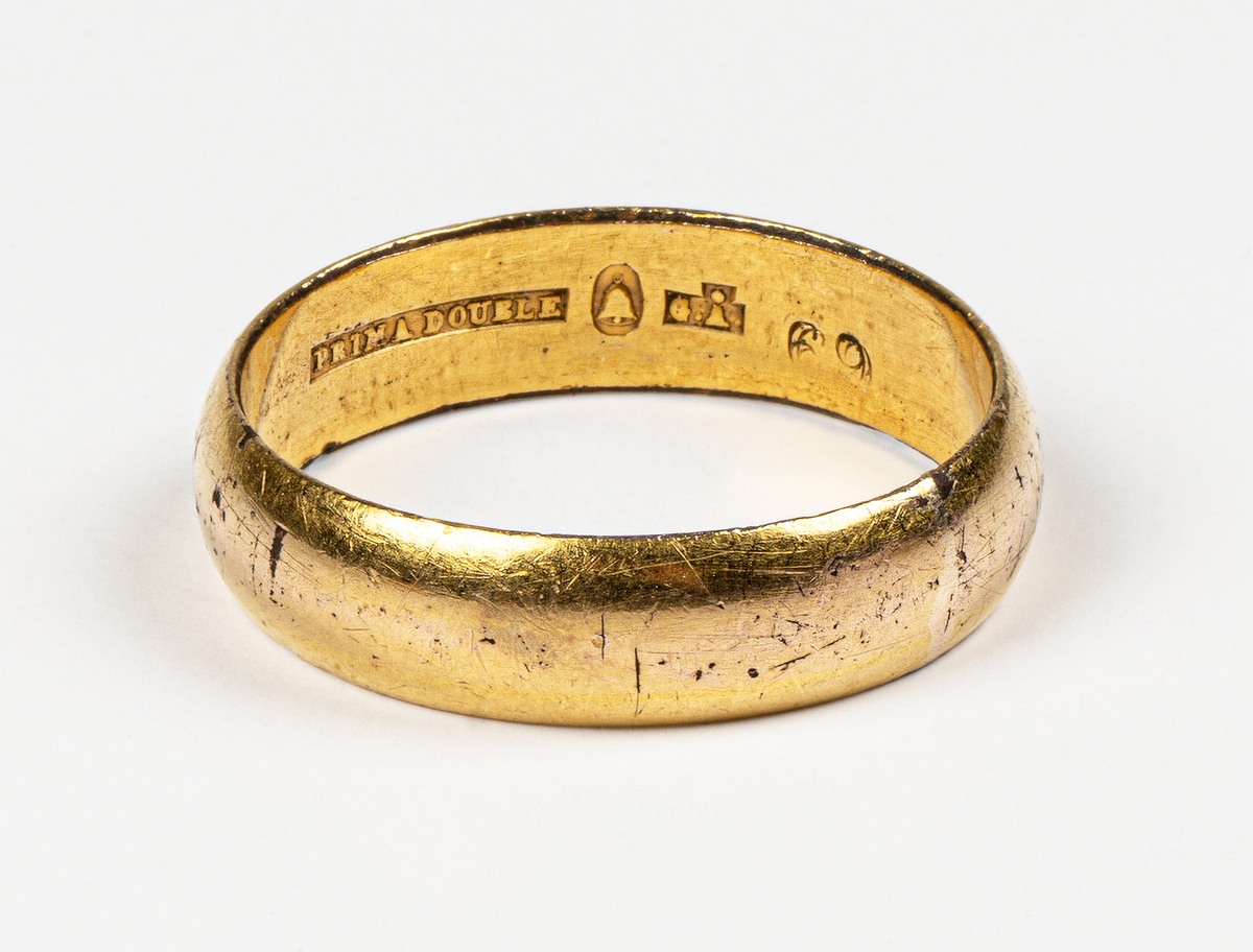 Två arbetsringar, vardagsringar, i svart etui av plast. 
Den ena ringen är tillverkad i gulmetall, stämplad med ”Äkta fransk gulmetall” vilket indikerar att den troligen är tidigare än 1860-tal. Efter 1860 började man stämpla med enbart ”Gulmetall”.
Den andra ringen, i gulddoubblé är också från 1800-talet och troligen tillverkad i Frankrike – där var stämpeln med fågeln (en fågel med en ring i näbben, se foto) vanlig. Stämpeln i sig har endast en dekorativ betydelse.
Syftet att använda dessa ringara var att man skulle spara på vigselringen och i stället använda denna typ till vardags.