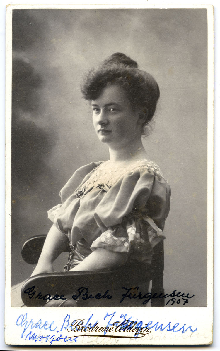 Grace Bech Jürgensen (19 år) 1907, Mosjøen.
Bilde er fra fotoalbum GM.036888.