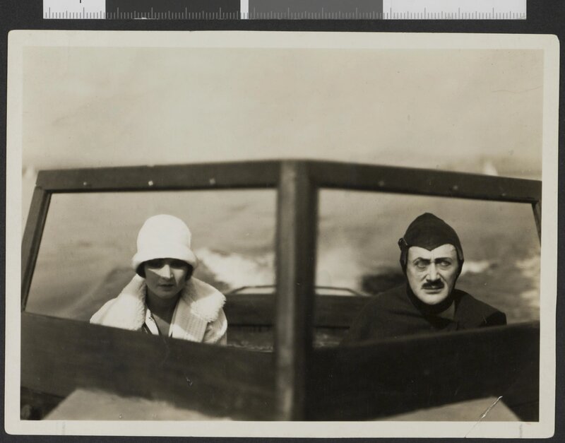 Madame og Baron DeVideo kjører speedbåt på Oslofjorden, fra filmen Madame besøker Oslo