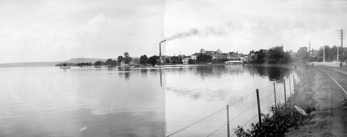 Hamar, Storflommen i Mjøsa 1927, foto mot Høiensalodden, Hamar Brygge. Vegen på utsiden av jernbanesporet er under vann. 14. Juli 1927. Vannstanden er 8, 24 over normalen,
