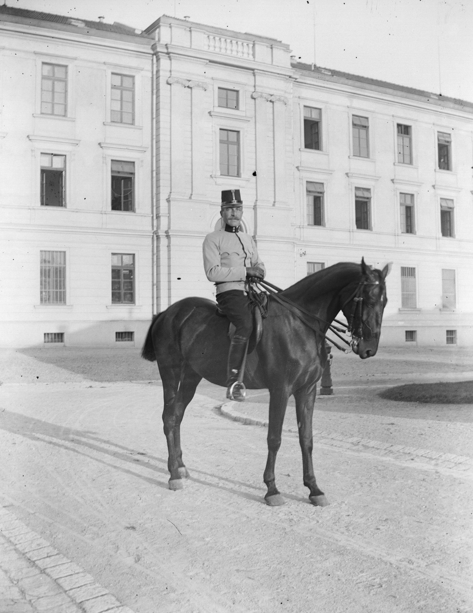 En militär sitter till häst framför en stor byggnad i Österrike-Ungern, omkring 1914-1915.