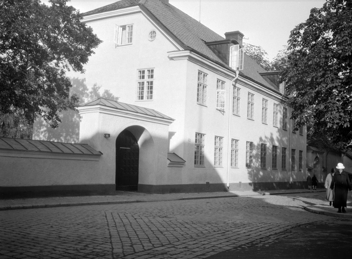 I sin lust att dokumentera hemstaden Linköping missade den pensionerade överste Lovén självfallet inte stiftets biskopsgård. Fotoåret 1928 var sätet sedan det stod klart år 1735 inne på sin 15:e biskop. Anrikt således och behändigt beläget i direkt anslutning till brukarnas arbetsplats domkyrkan.