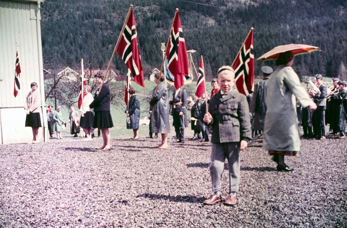 Flaggborgen ved Komnes skole.
Korpset, Hvittingfoss Guttemusikk.
Gutten i forgrunnen er fotografens sønn, Vidar Thidemansen (f1955)