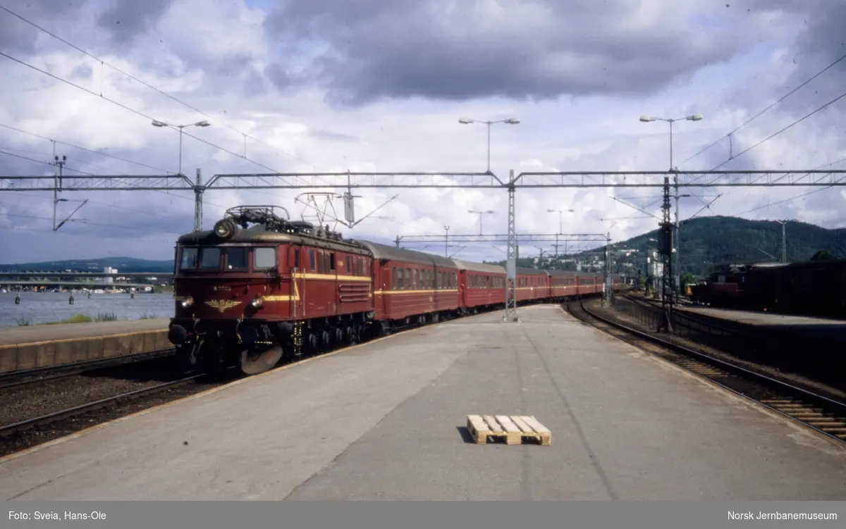 Elektrisk lokomotiv El 8 2068 med persontog til Kongsberg, tog 537, på Drammen stasjon