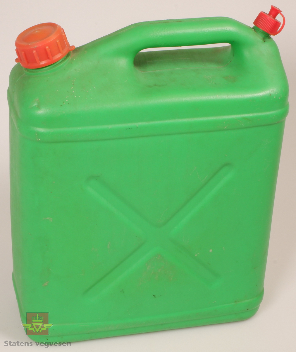 Grønn plastkanne med to røde lokk på toppen, et lite og et stort. Kanna er også laget med en åpning på toppen som brukes til bærehåndtak. Rominnhold 15 liter.