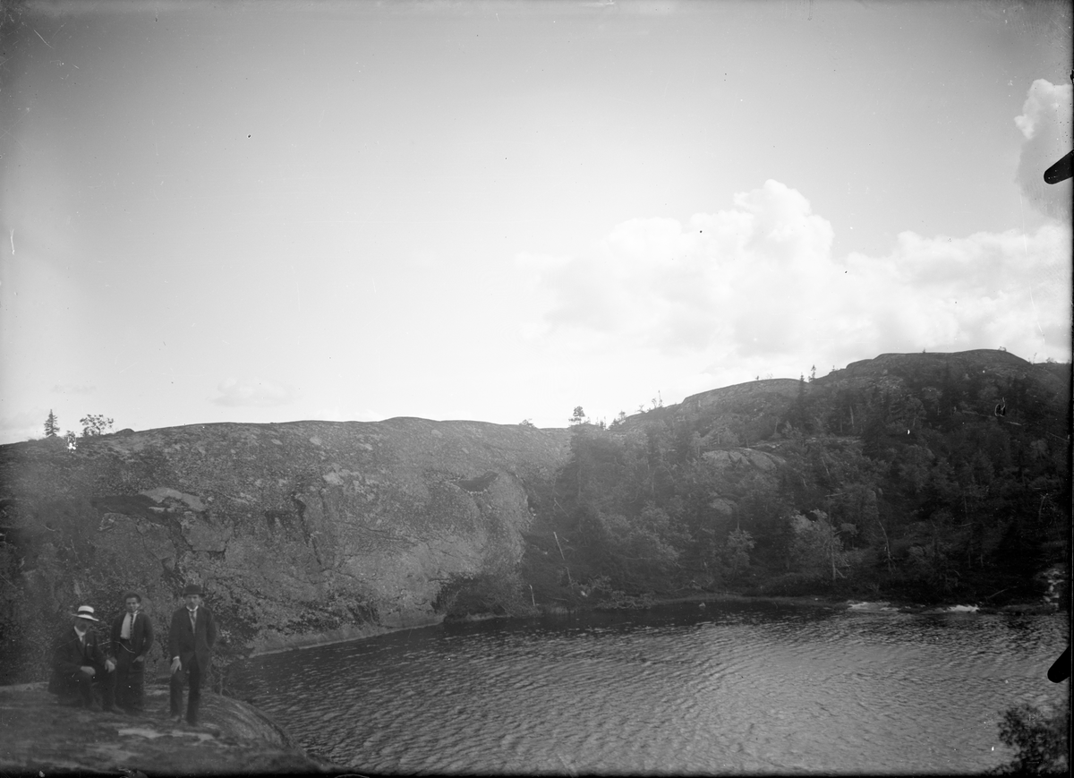 Portrett avtre personer ved vann. Fra høyre: Ole Romsdalen, hans søster Inga Romsdalen (1889) og ukjent mann helt til venstre 

Fotosamling etter fotograf og skogsarbeider Ole Romsdalen (f. 23.02.1893).