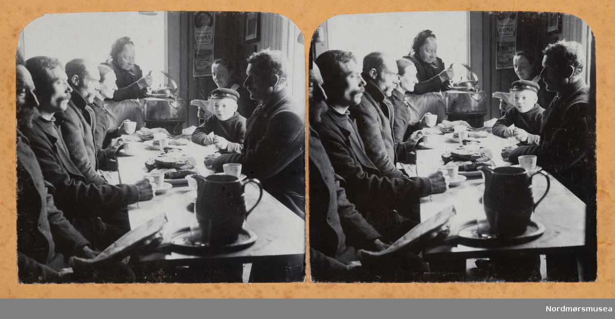 Et stereofoto fra Marit Fladvads kafe. Her ser vi en gruppe personer sittende rundt matbordet mens Marit Flatvad tar imot bestillingen. Kafeen lå ved Fisketorget. Bildet er datert til 1890. 
GKB-25702.
